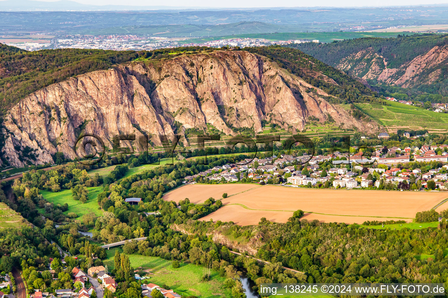 Vue aérienne de Le Rotenfels est la plus haute paroi abrupte entre la Norvège et les Alpes à Traisen dans le département Rhénanie-Palatinat, Allemagne