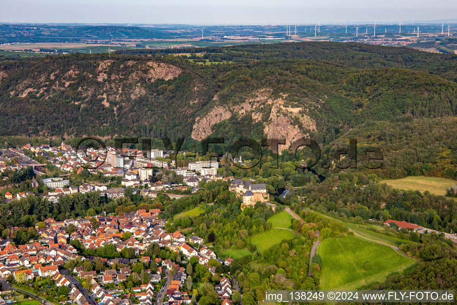 Vue aérienne de De l'ouest à le quartier Ebernburg in Bad Kreuznach dans le département Rhénanie-Palatinat, Allemagne