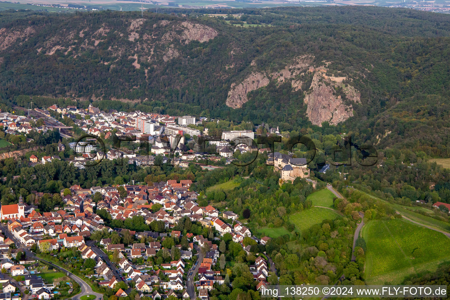 Vue aérienne de De l'ouest à le quartier Ebernburg in Bad Kreuznach dans le département Rhénanie-Palatinat, Allemagne