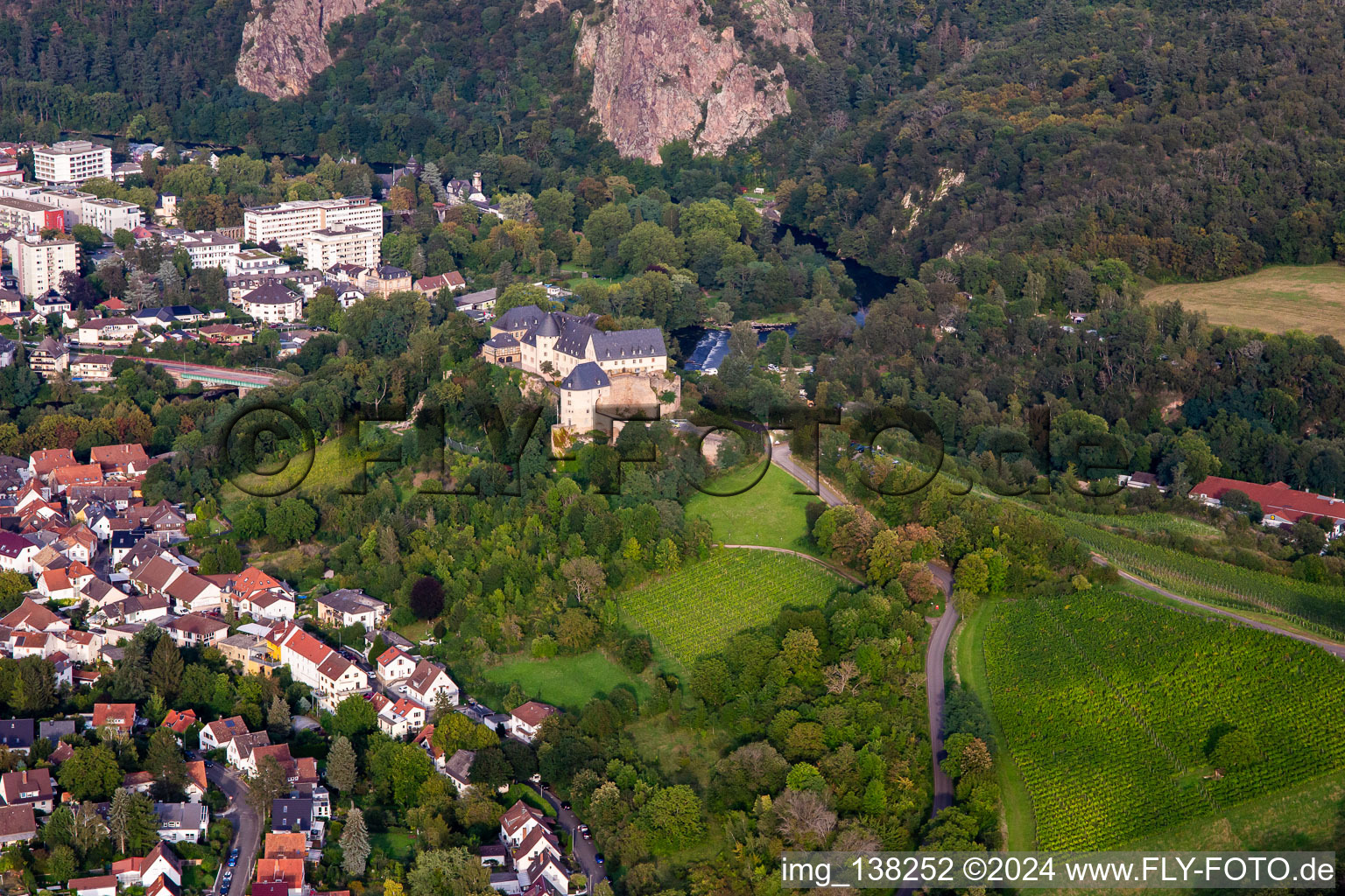 Vue aérienne de Château Ebernburg / Centre de vacances et d'enseignement familial protestant Ebernburg à le quartier Ebernburg in Bad Kreuznach dans le département Rhénanie-Palatinat, Allemagne