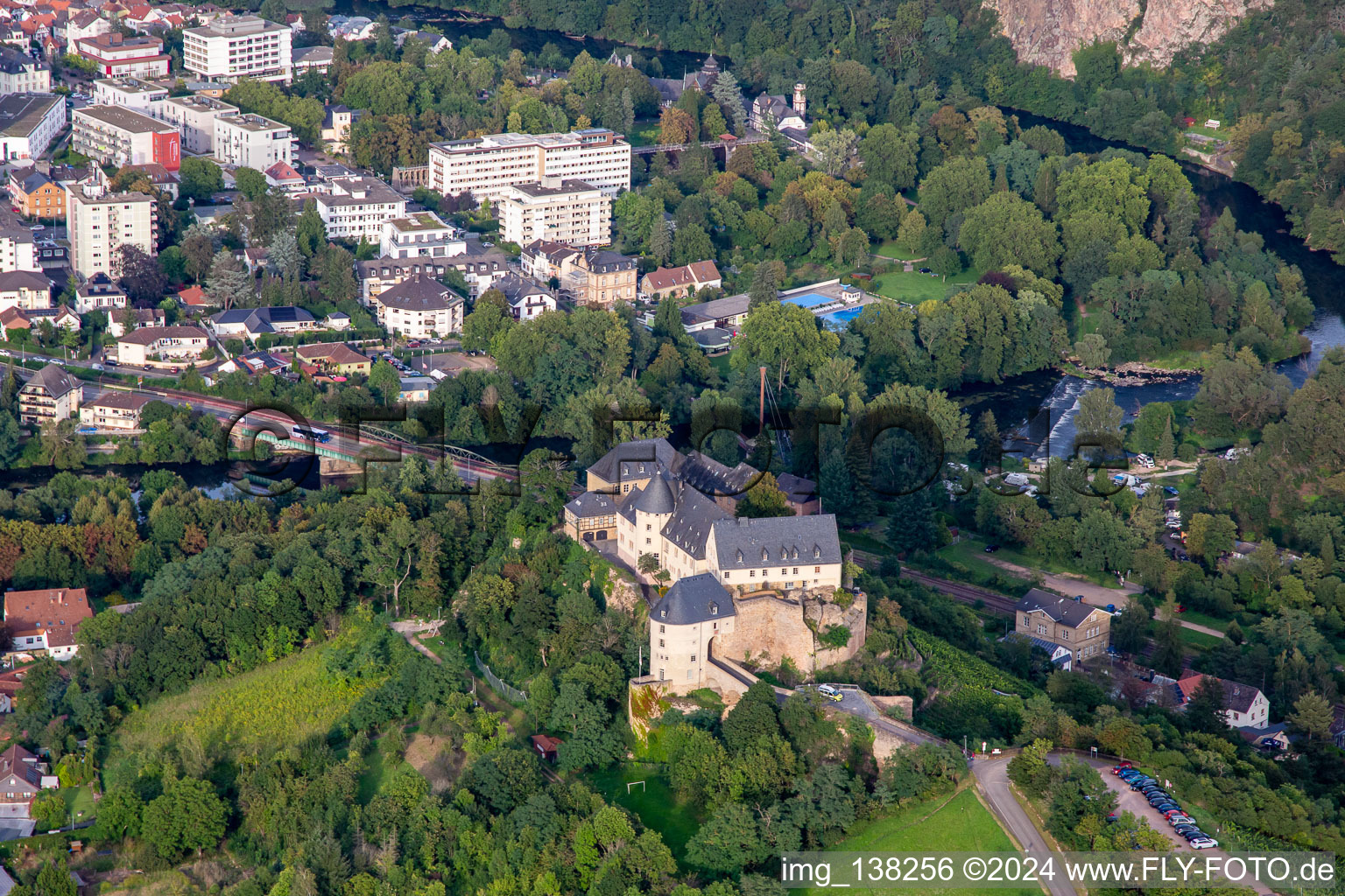 Vue aérienne de Château Ebernburg / Centre de vacances et d'enseignement familial protestant Ebernburg à le quartier Ebernburg in Bad Kreuznach dans le département Rhénanie-Palatinat, Allemagne