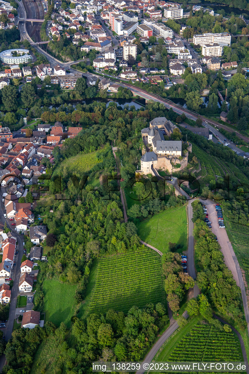 Vue oblique de Château Ebernburg / Centre de vacances et d'enseignement familial protestant Ebernburg à le quartier Ebernburg in Bad Kreuznach dans le département Rhénanie-Palatinat, Allemagne