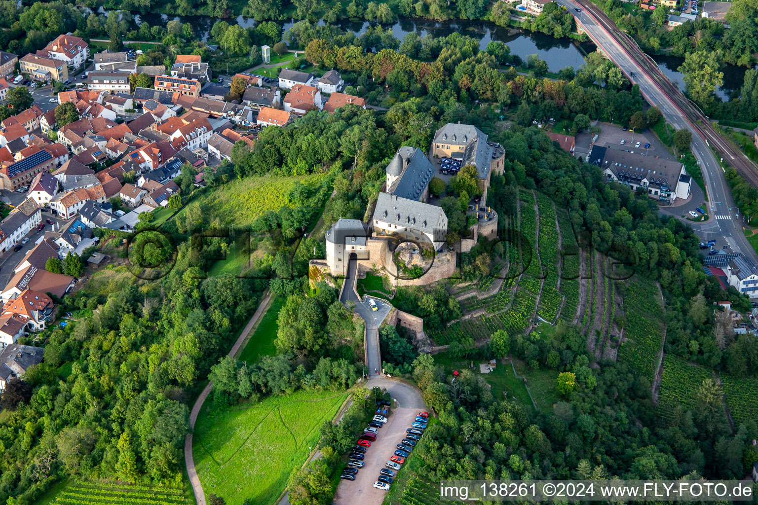 Château Ebernburg / Centre de vacances et d'enseignement familial protestant Ebernburg à le quartier Ebernburg in Bad Kreuznach dans le département Rhénanie-Palatinat, Allemagne d'en haut