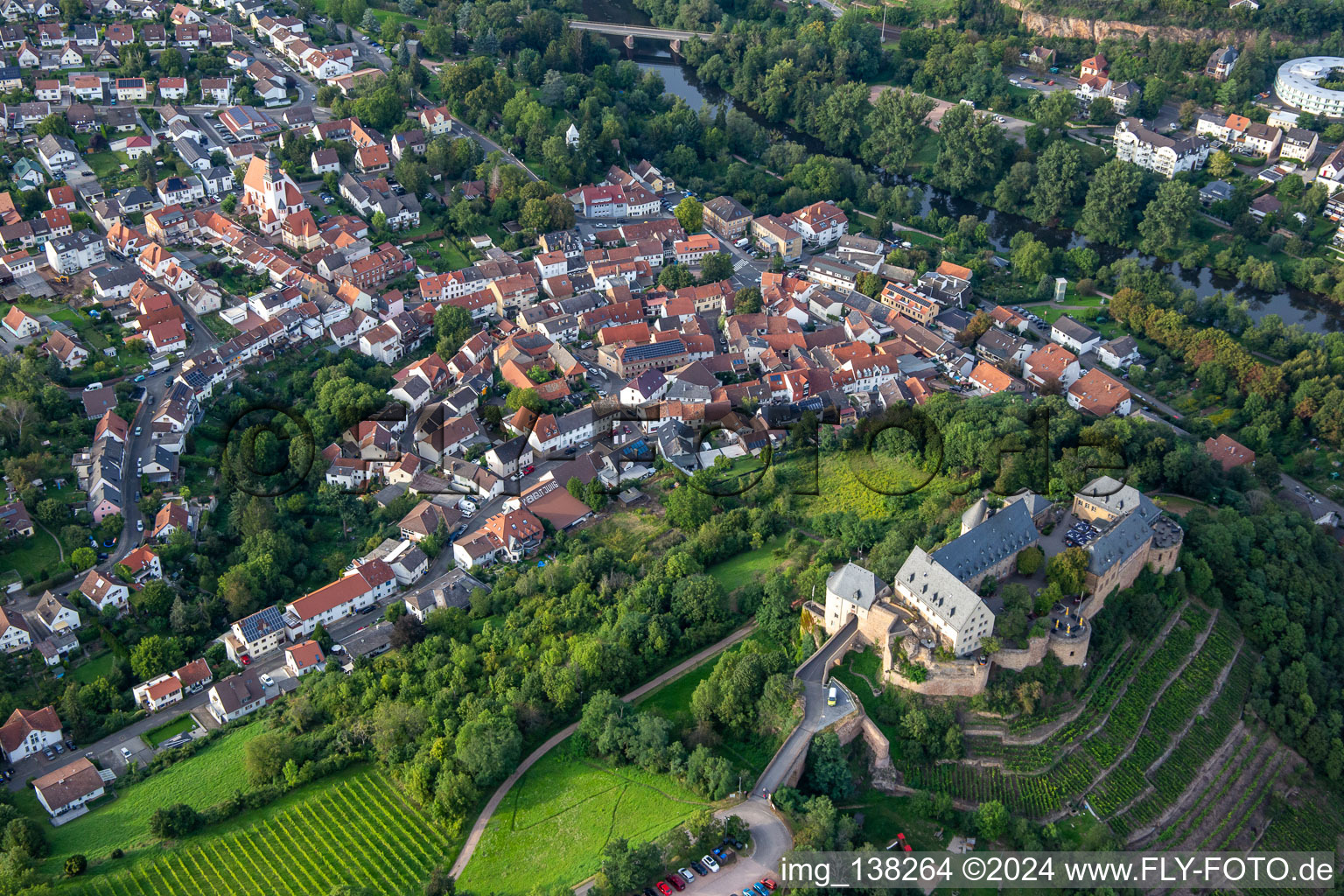 Château Ebernburg / Centre de vacances et d'enseignement familial protestant Ebernburg à le quartier Ebernburg in Bad Kreuznach dans le département Rhénanie-Palatinat, Allemagne vue d'en haut