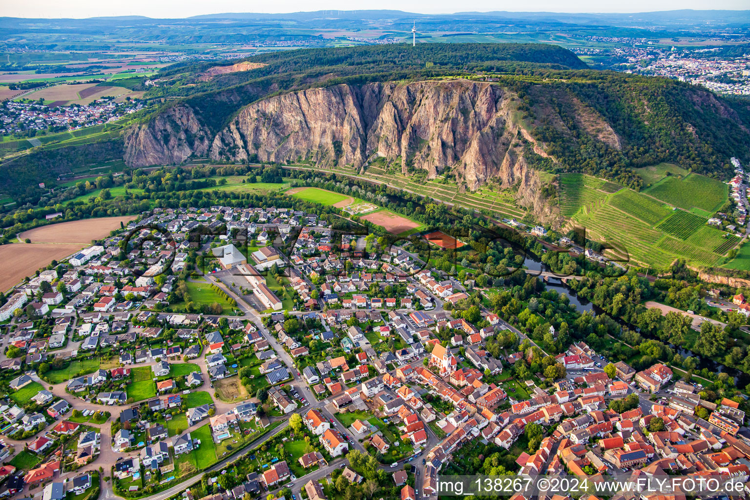 Vue aérienne de Au pied du Rotenfels à le quartier Ebernburg in Bad Kreuznach dans le département Rhénanie-Palatinat, Allemagne