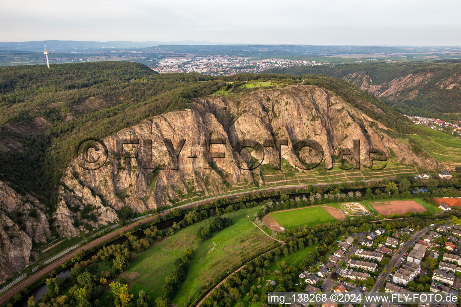 Vue aérienne de Le Rotenfels est la plus haute paroi abrupte entre la Norvège et les Alpes à Traisen dans le département Rhénanie-Palatinat, Allemagne