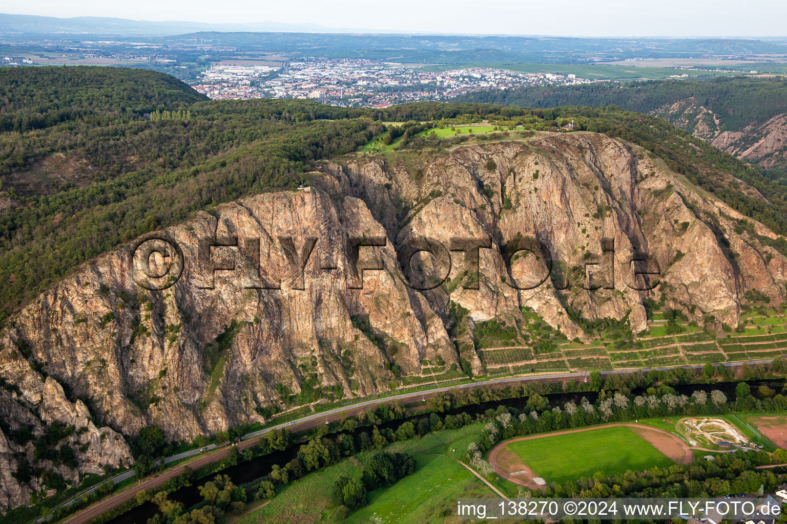 Photographie aérienne de Le Rotenfels est la plus haute paroi abrupte entre la Norvège et les Alpes à Traisen dans le département Rhénanie-Palatinat, Allemagne