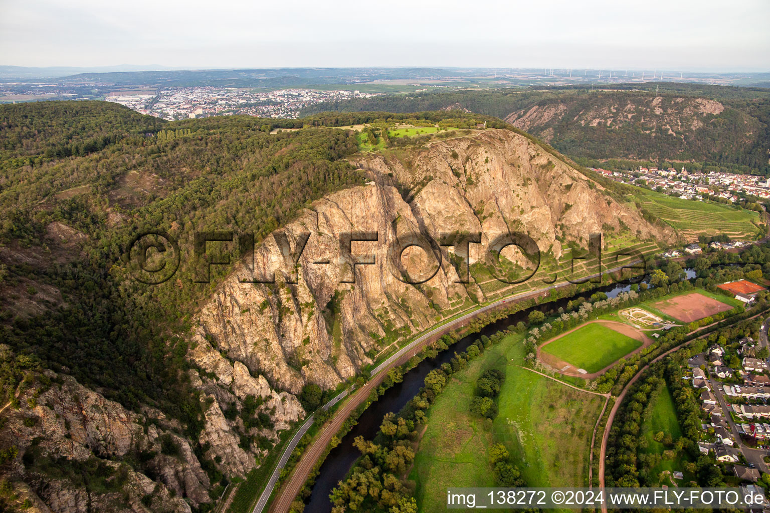 Vue oblique de Le Rotenfels est la plus haute paroi abrupte entre la Norvège et les Alpes à Traisen dans le département Rhénanie-Palatinat, Allemagne