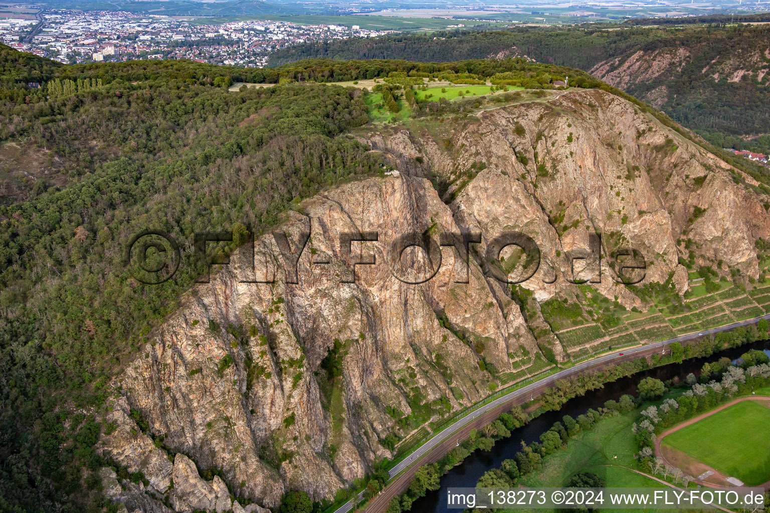 Le Rotenfels est la plus haute paroi abrupte entre la Norvège et les Alpes à Traisen dans le département Rhénanie-Palatinat, Allemagne d'en haut