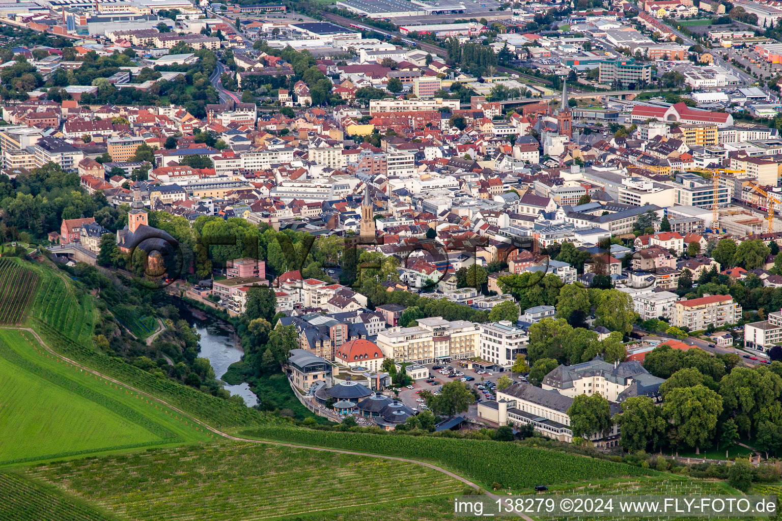 Vue aérienne de Thermes de l'île de Nahe à Bad Kreuznach dans le département Rhénanie-Palatinat, Allemagne