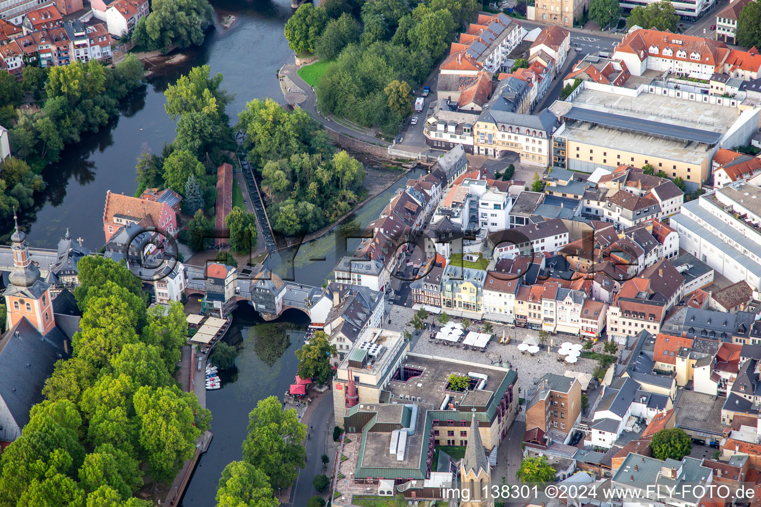 Vue aérienne de Vieux pont de la Nahe - Maisons de pont à Bad Kreuznach dans le département Rhénanie-Palatinat, Allemagne