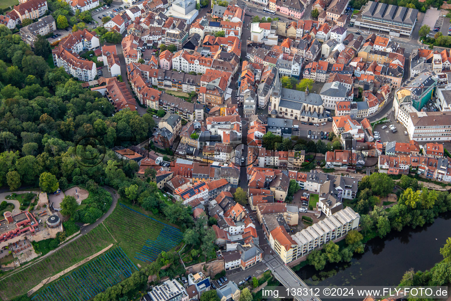 Vue aérienne de Vieille ville avec Mannheimer Straße à Bad Kreuznach dans le département Rhénanie-Palatinat, Allemagne