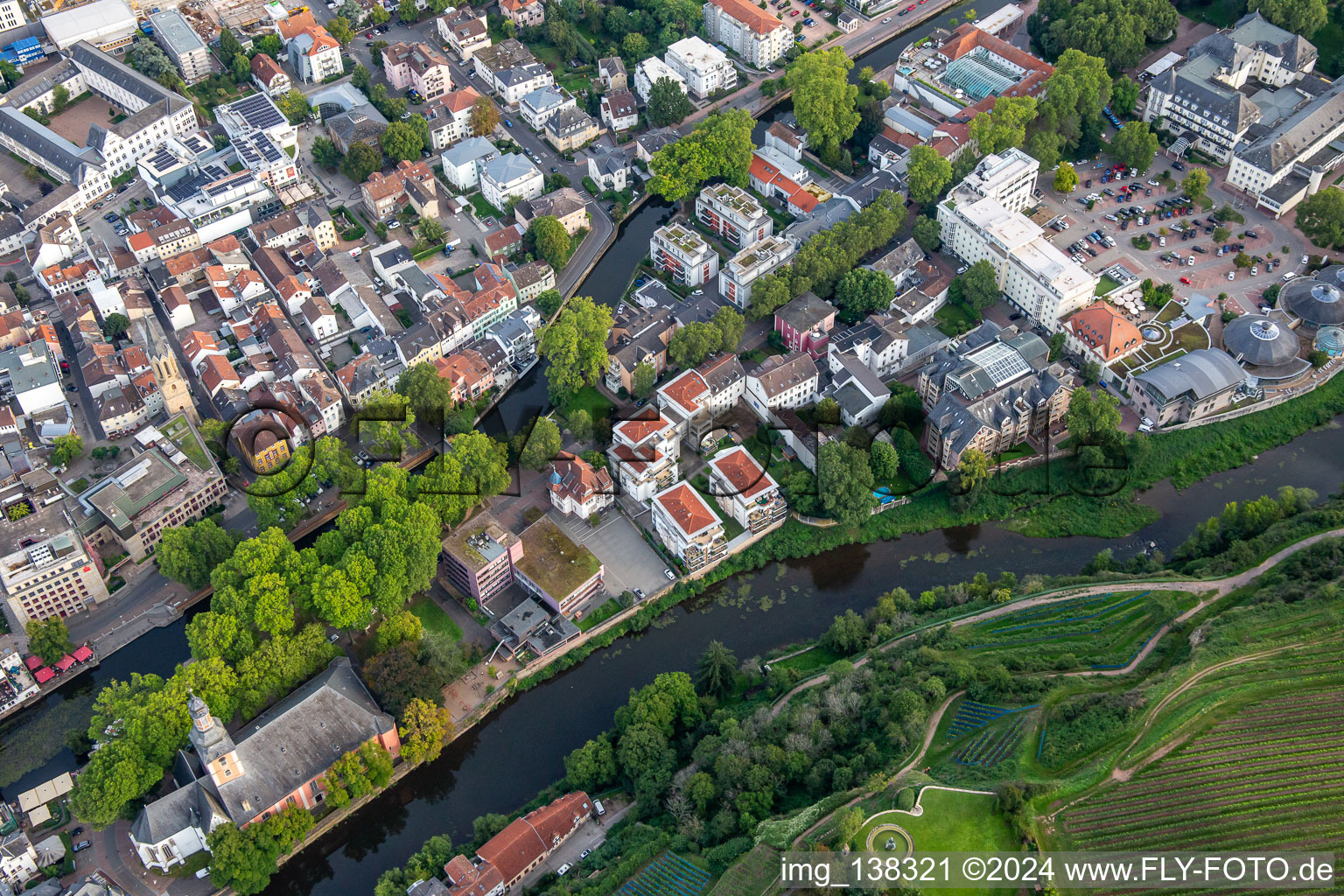 Vue aérienne de Rue Kurhaus à Bad Kreuznach dans le département Rhénanie-Palatinat, Allemagne