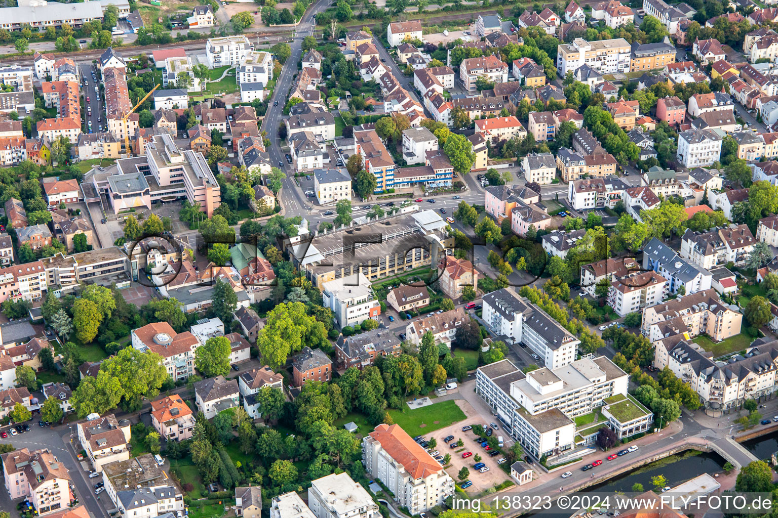 Vue aérienne de Allée de baignade dans le quartier thermal à Bad Kreuznach dans le département Rhénanie-Palatinat, Allemagne