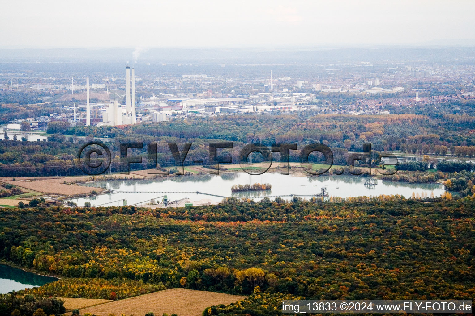 Lac de carrière de gravier à Hagenbach dans le département Rhénanie-Palatinat, Allemagne vue d'en haut