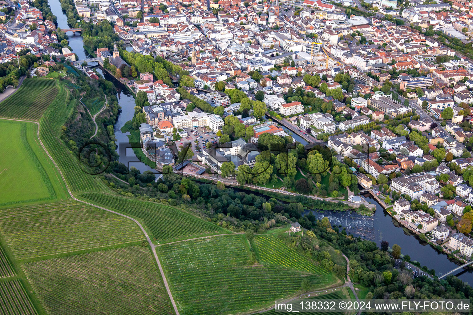 Vue aérienne de Kurhausstraße sur l'île entre Mühlenteich et Nahe à Bad Kreuznach dans le département Rhénanie-Palatinat, Allemagne