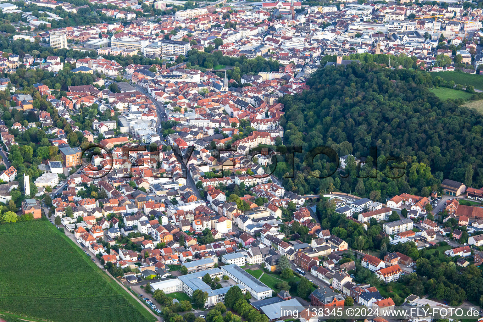 Vue aérienne de Kauzenberg de l'ouest à Bad Kreuznach dans le département Rhénanie-Palatinat, Allemagne