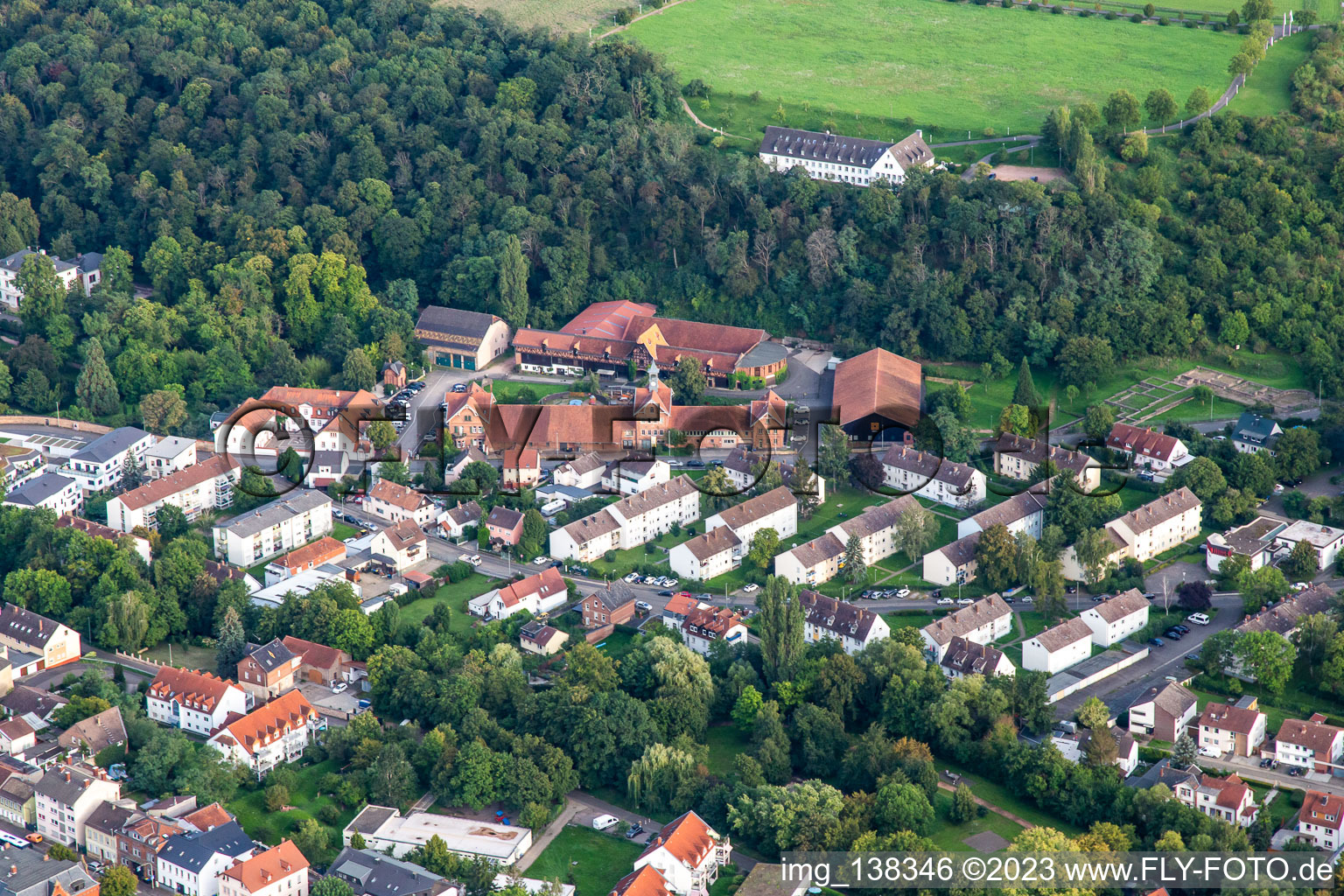 Vue aérienne de Musée Römerhalle dans le parc du château à Bad Kreuznach dans le département Rhénanie-Palatinat, Allemagne