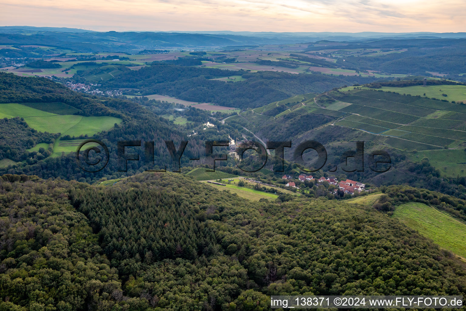 Vue aérienne de Nahetal sous le Heimberg à Schloßböckelheim dans le département Rhénanie-Palatinat, Allemagne