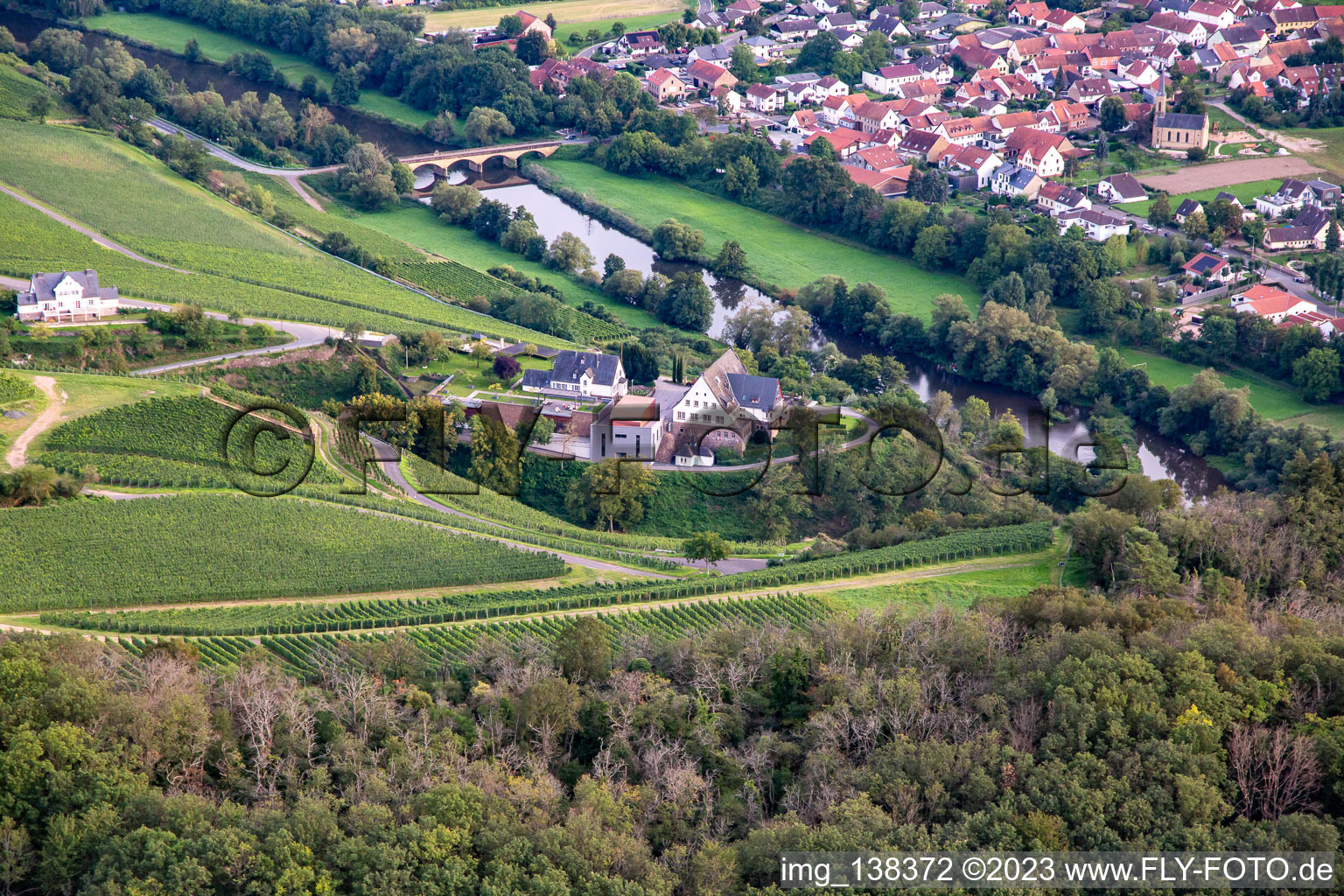 Vue aérienne de Hôtel Gut Hermannsberg et administration du domaine Niederhausen Schlossböckelheim à Niederhausen dans le département Rhénanie-Palatinat, Allemagne