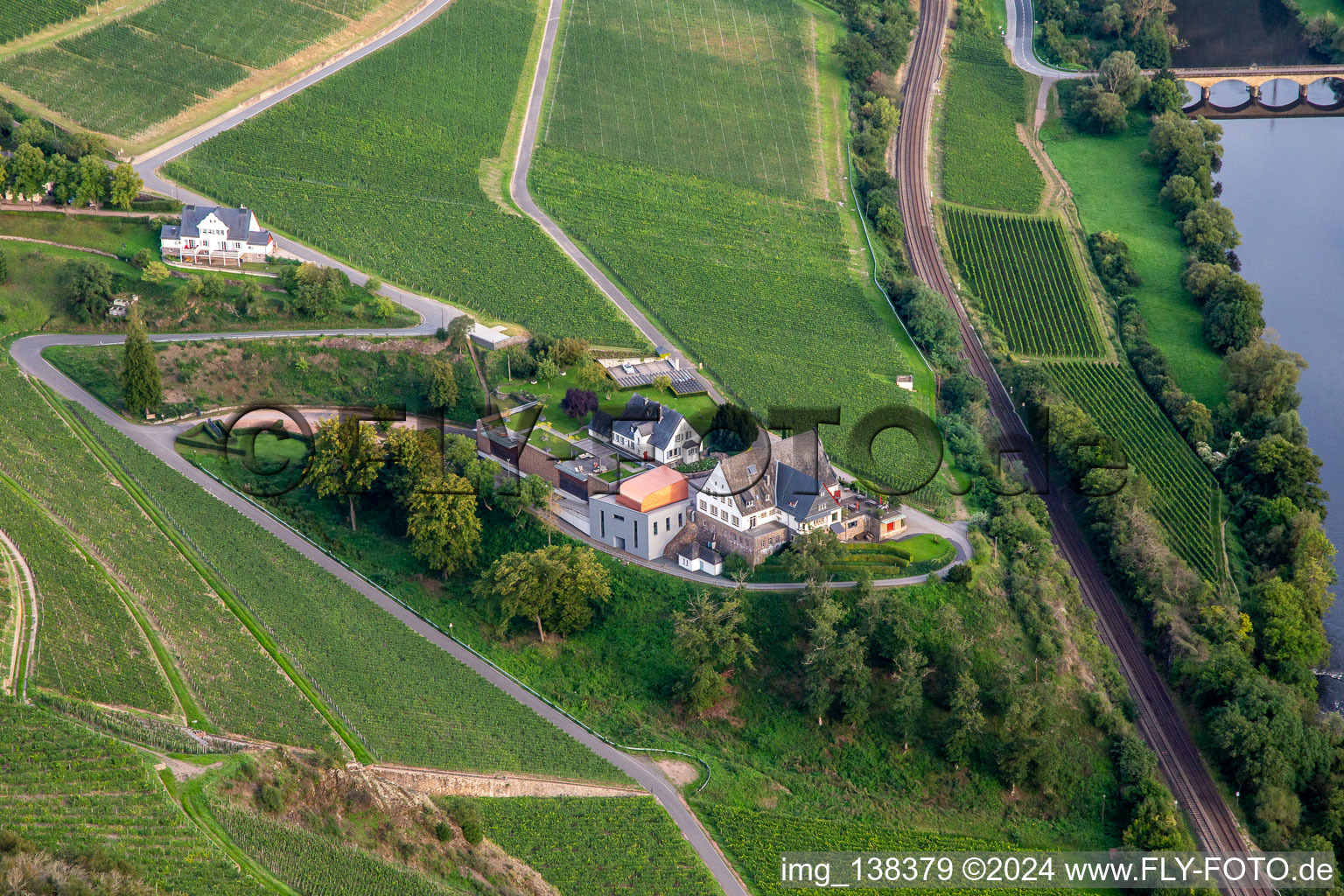 Vue aérienne de Administration du domaine de l'hôtel Gut Hermannsberg et Niederhausen Schlossböckelheim à Schloßböckelheim dans le département Rhénanie-Palatinat, Allemagne