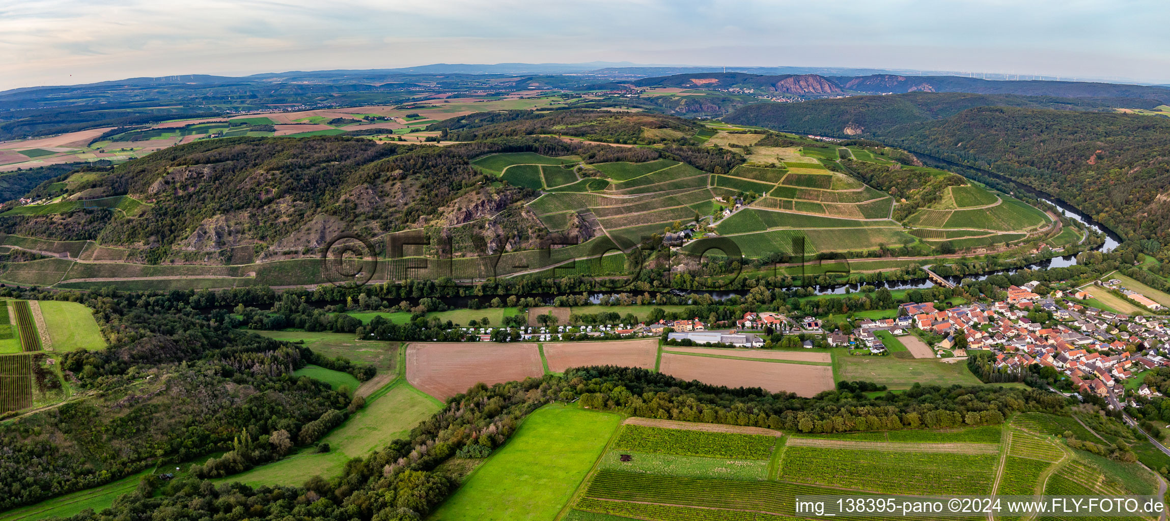 Vue aérienne de Vignobles d'Hermannsberg sur une pente raide au-dessus de la Nahe à Niederhausen dans le département Rhénanie-Palatinat, Allemagne