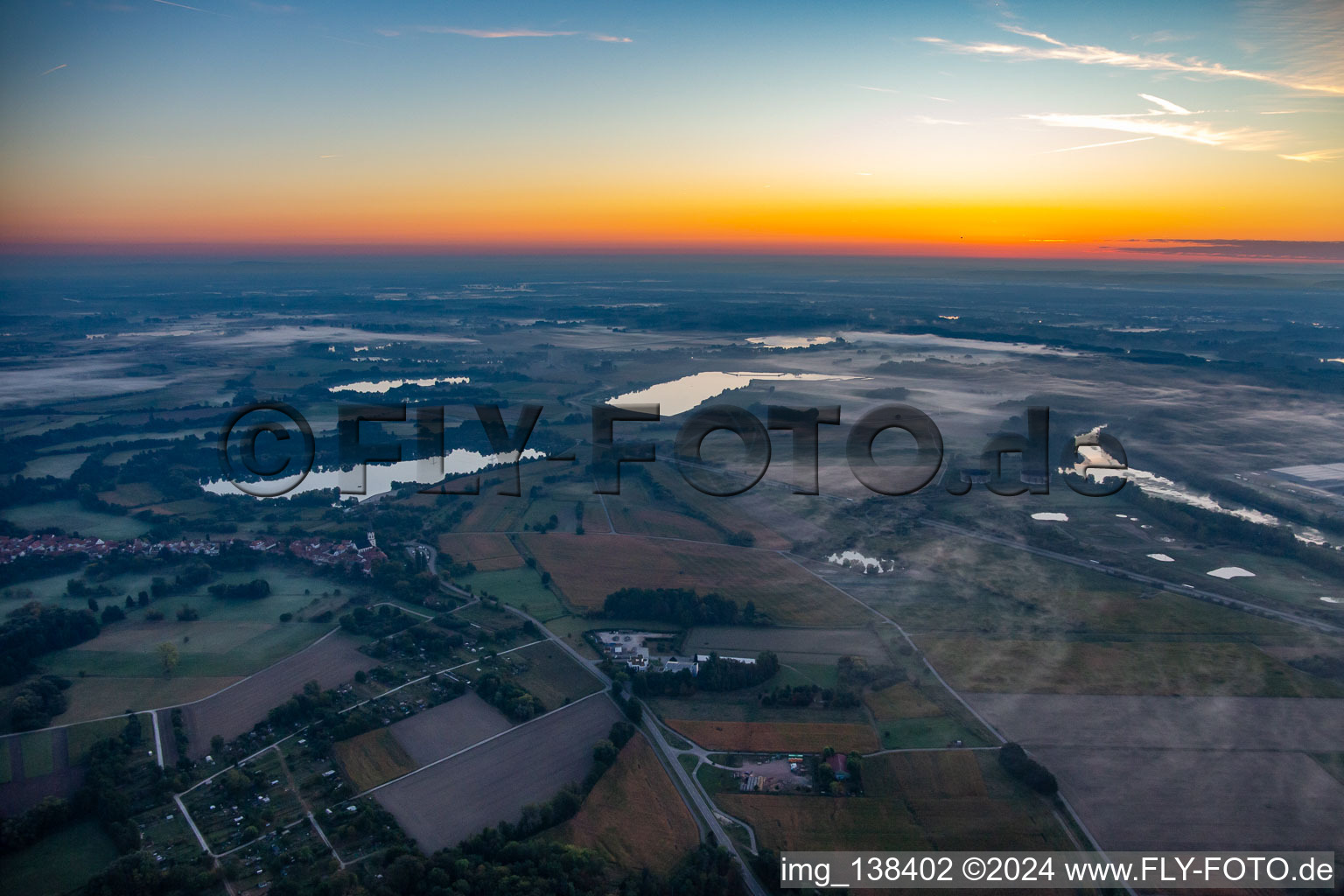 Vue aérienne de Lacs de carrière et Haut-Rhin avant le lever du soleil à Jockgrim dans le département Rhénanie-Palatinat, Allemagne