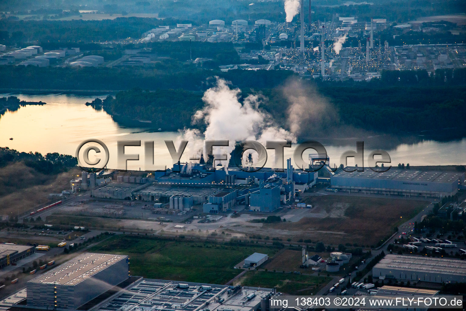 Vue aérienne de Papierfabrik Palm GmbH & Co. KG | Planter Wörth am Rhein le matin à Wörth am Rhein dans le département Rhénanie-Palatinat, Allemagne