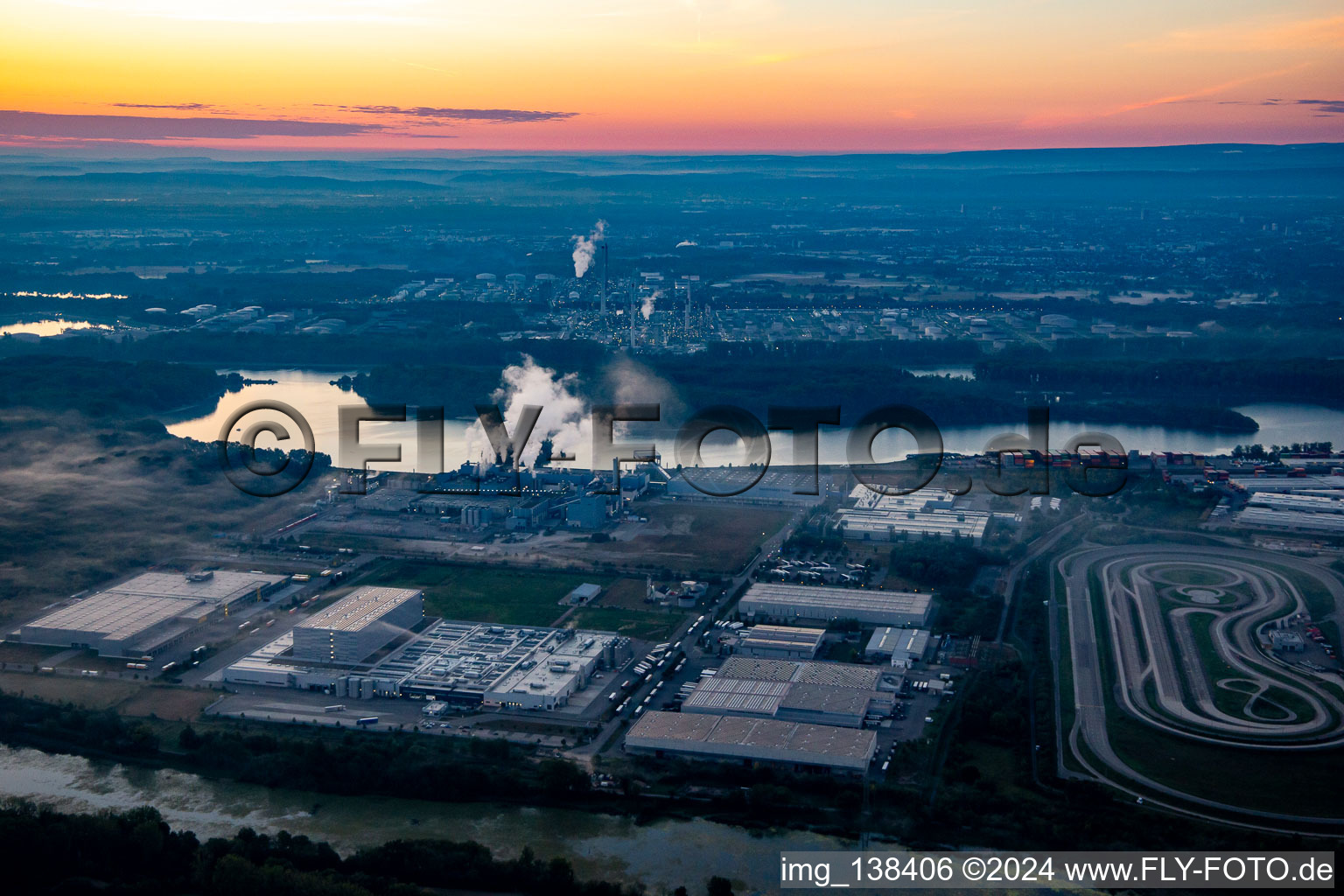 Vue aérienne de Papierfabrik Palm GmbH & Co. KG | Planter Wörth am Rhein le matin à Wörth am Rhein dans le département Rhénanie-Palatinat, Allemagne