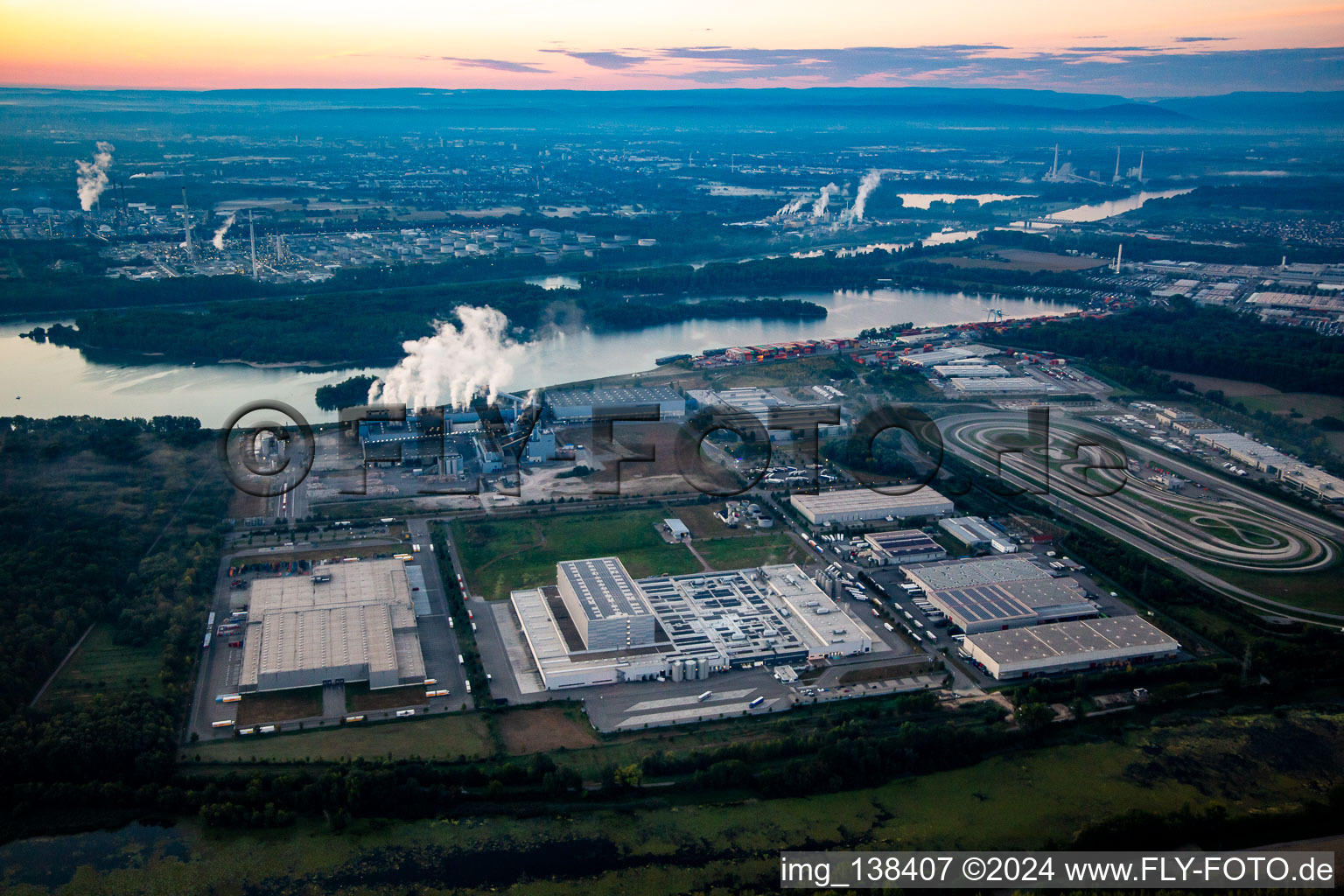 Vue aérienne de Zone industrielle de Wörth-Oberwald le matin à Wörth am Rhein dans le département Rhénanie-Palatinat, Allemagne