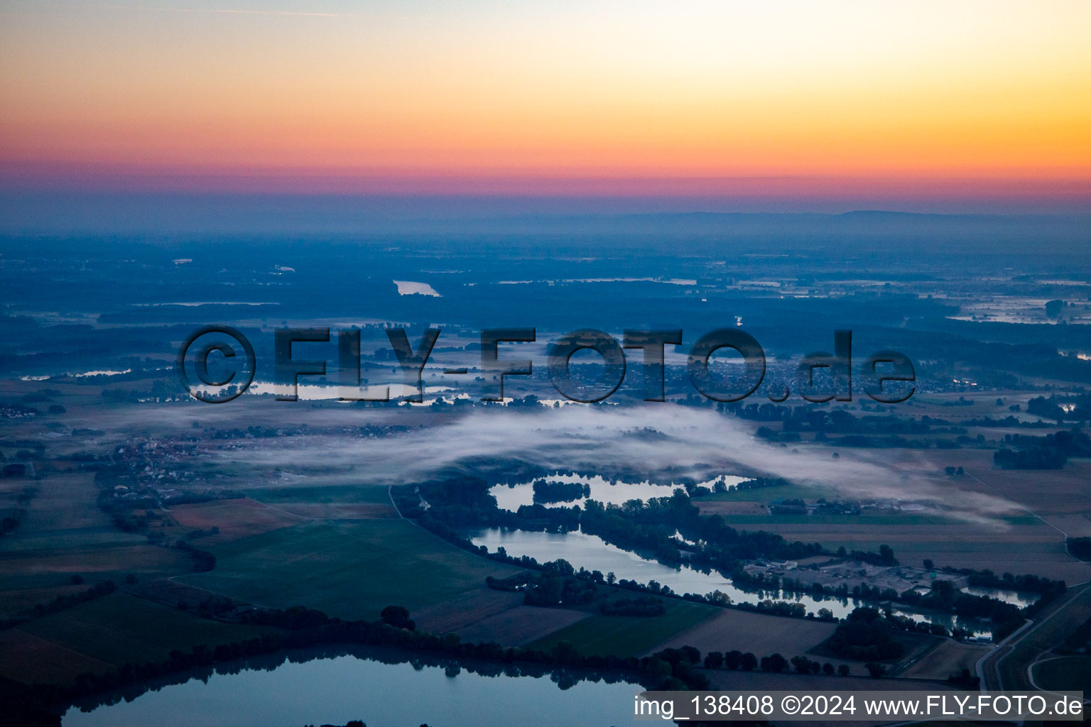 Vue aérienne de Haut Vieux Rhin dans le brouillard matinal avant le lever du soleil à Neupotz dans le département Rhénanie-Palatinat, Allemagne