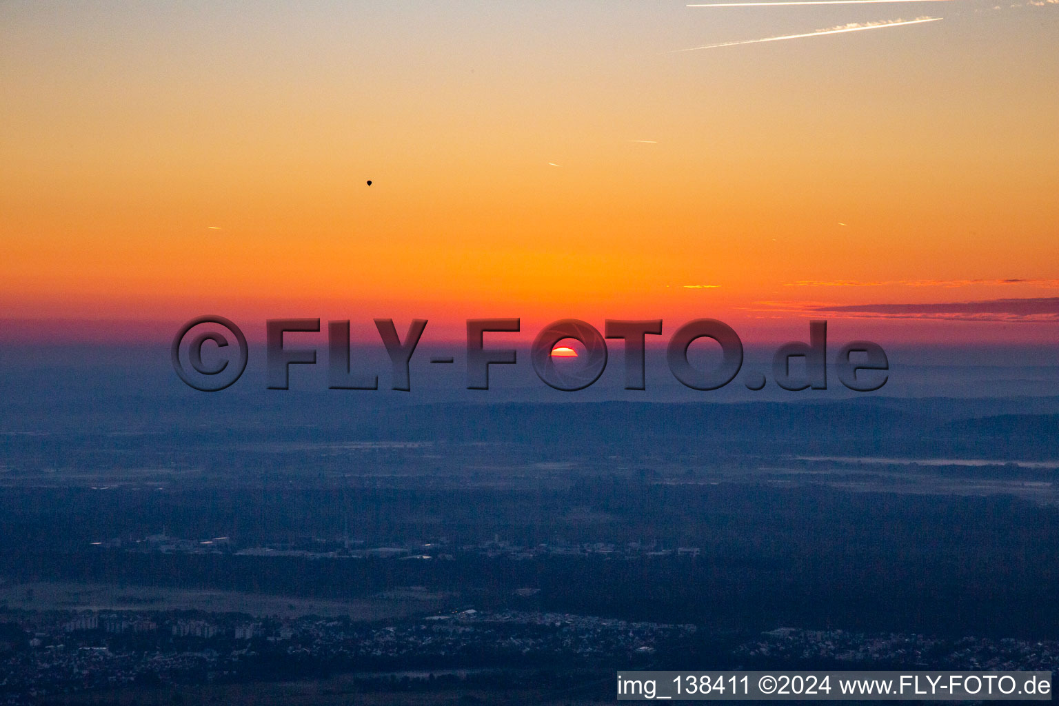 Vue aérienne de Lever de soleil avec une montgolfière au-dessus du KIT Campus Nord à le quartier Leopoldshafen in Eggenstein-Leopoldshafen dans le département Bade-Wurtemberg, Allemagne