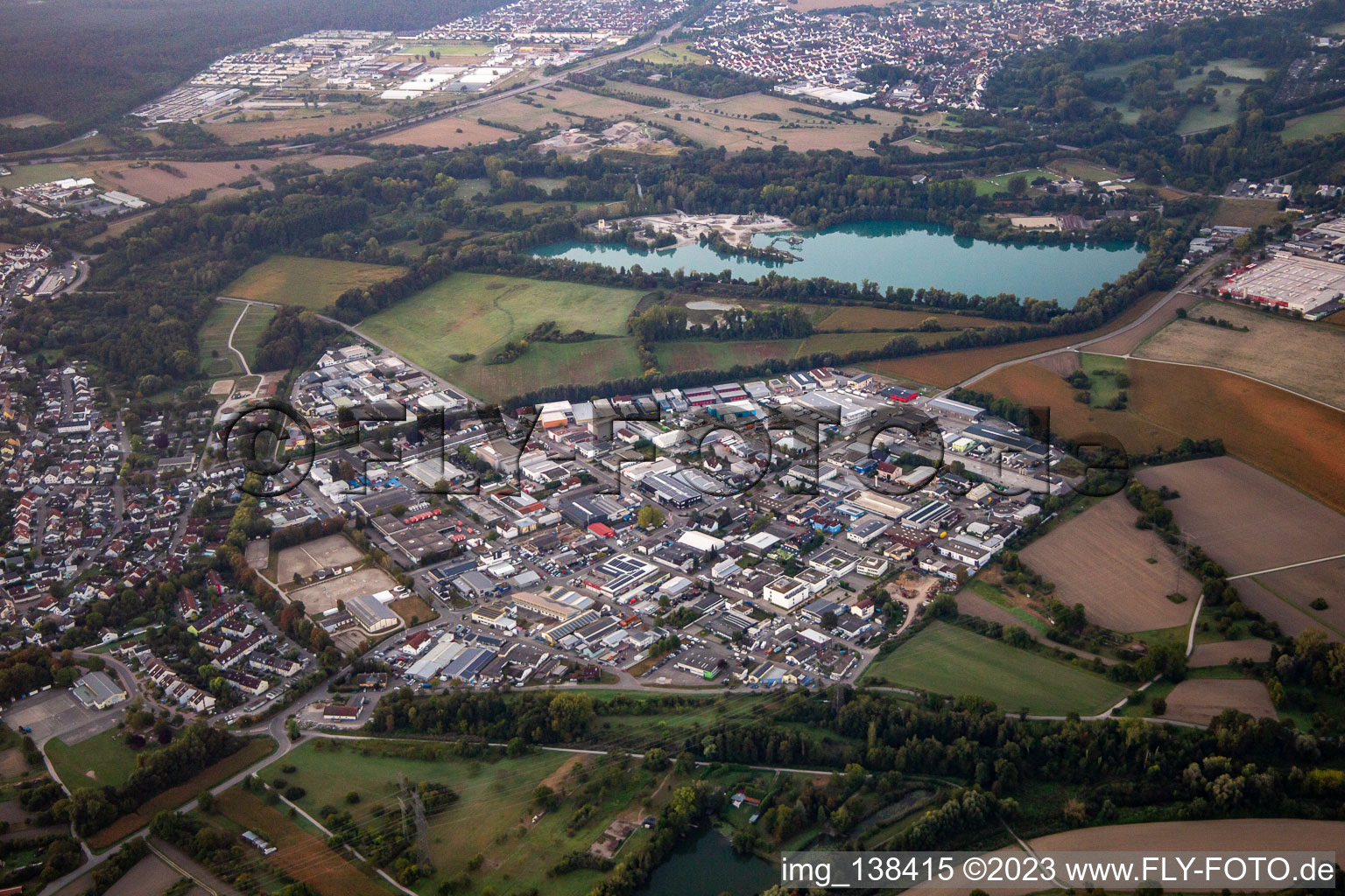 Vue aérienne de Rue industrielle de la zone industrielle le matin à le quartier Eggenstein in Eggenstein-Leopoldshafen dans le département Bade-Wurtemberg, Allemagne