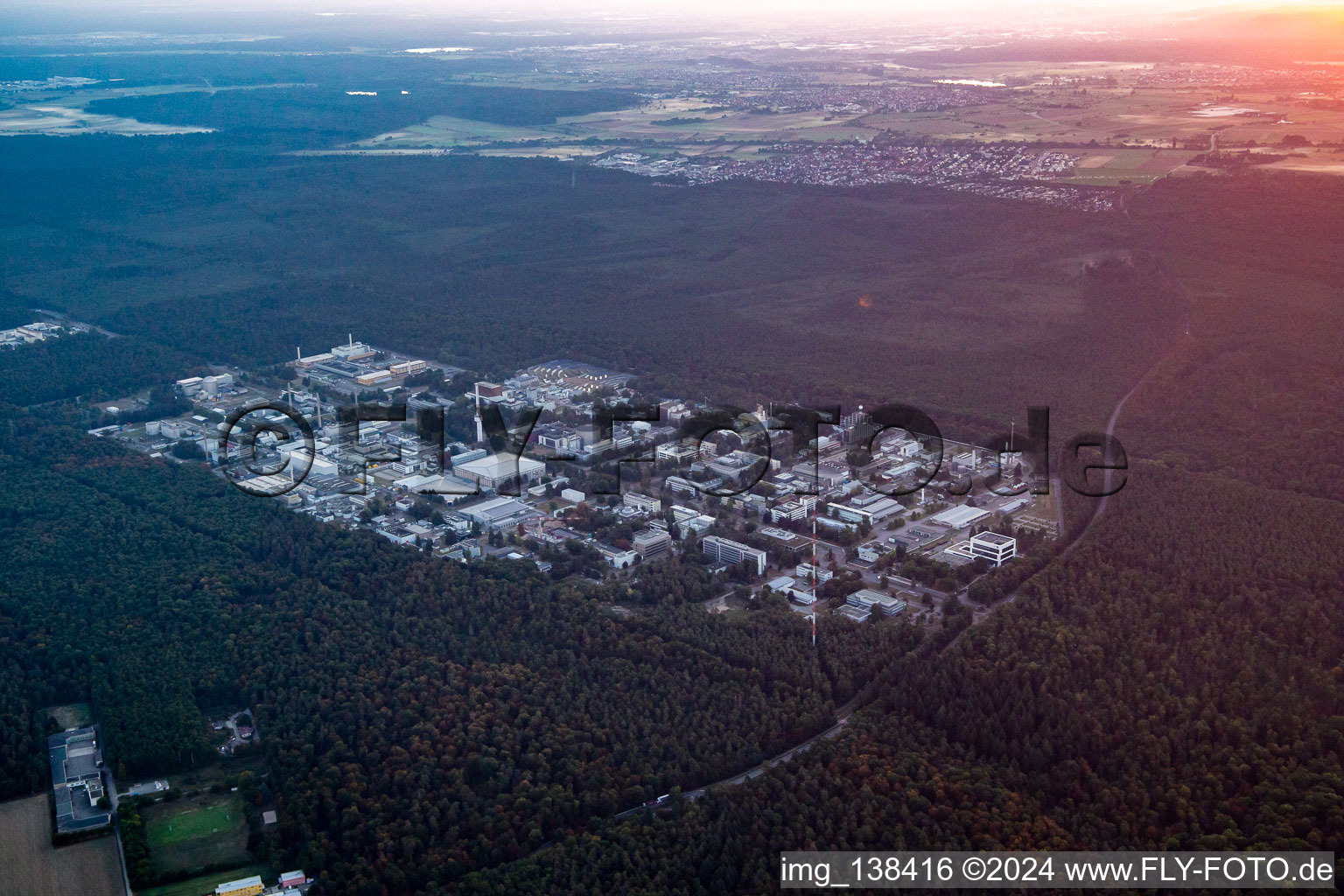 Vue aérienne de Lever de soleil sur le KIT - Campus Nord de l'Institut polytechnique de Karlsruhe à le quartier Leopoldshafen in Eggenstein-Leopoldshafen dans le département Bade-Wurtemberg, Allemagne