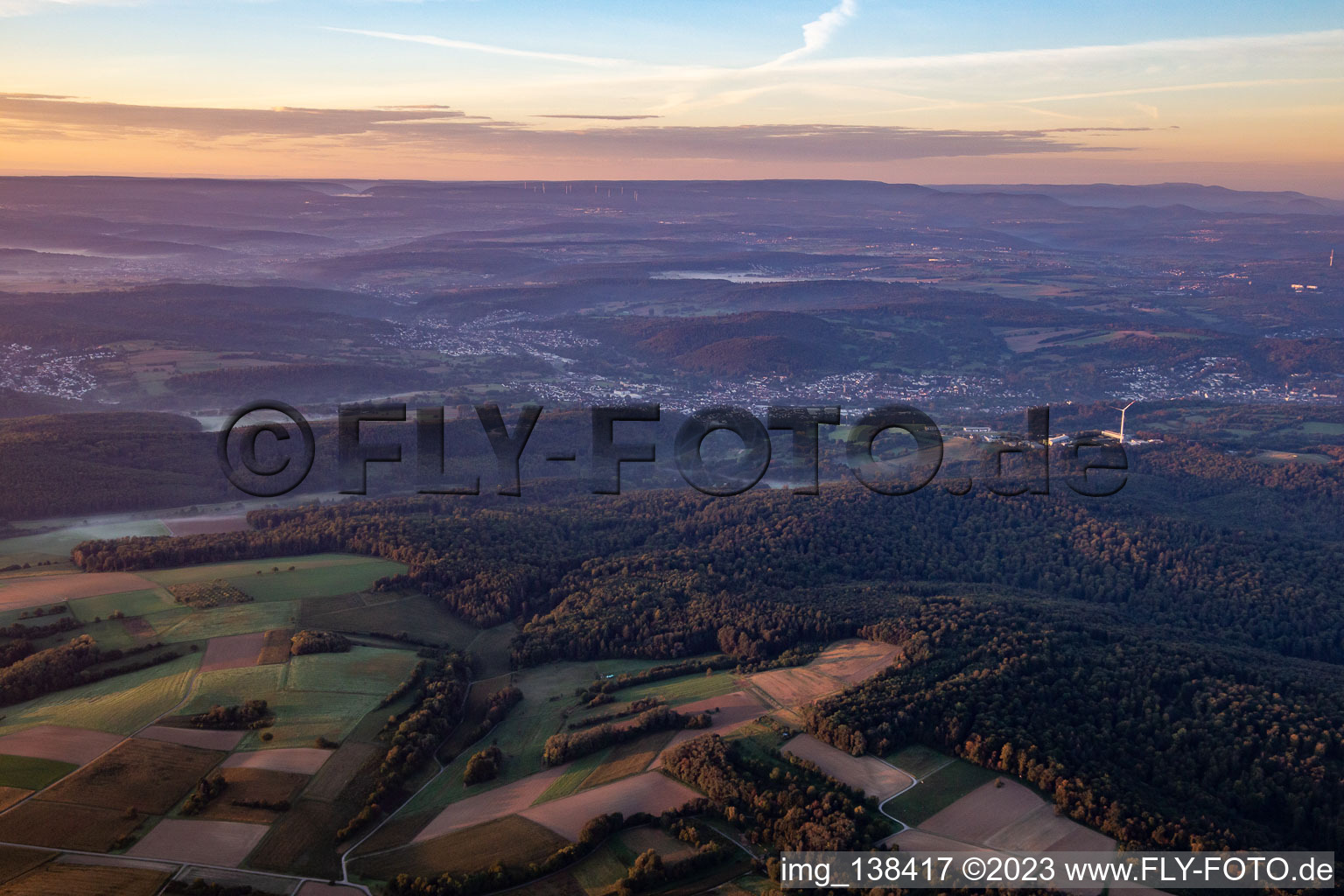 Vue aérienne de Lumière du matin sur le Pflinztal à le quartier Berghausen in Pfinztal dans le département Bade-Wurtemberg, Allemagne