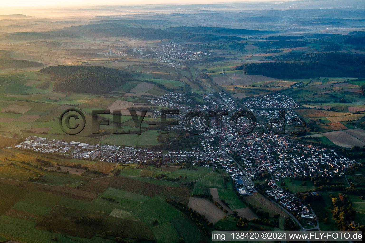 Vue aérienne de De l'ouest dans la lumière du matin à le quartier Jöhlingen in Walzbachtal dans le département Bade-Wurtemberg, Allemagne