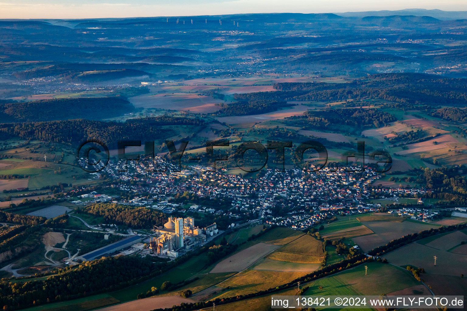 Vue aérienne de Du nord-ouest dans la lumière du matin à le quartier Wössingen in Walzbachtal dans le département Bade-Wurtemberg, Allemagne