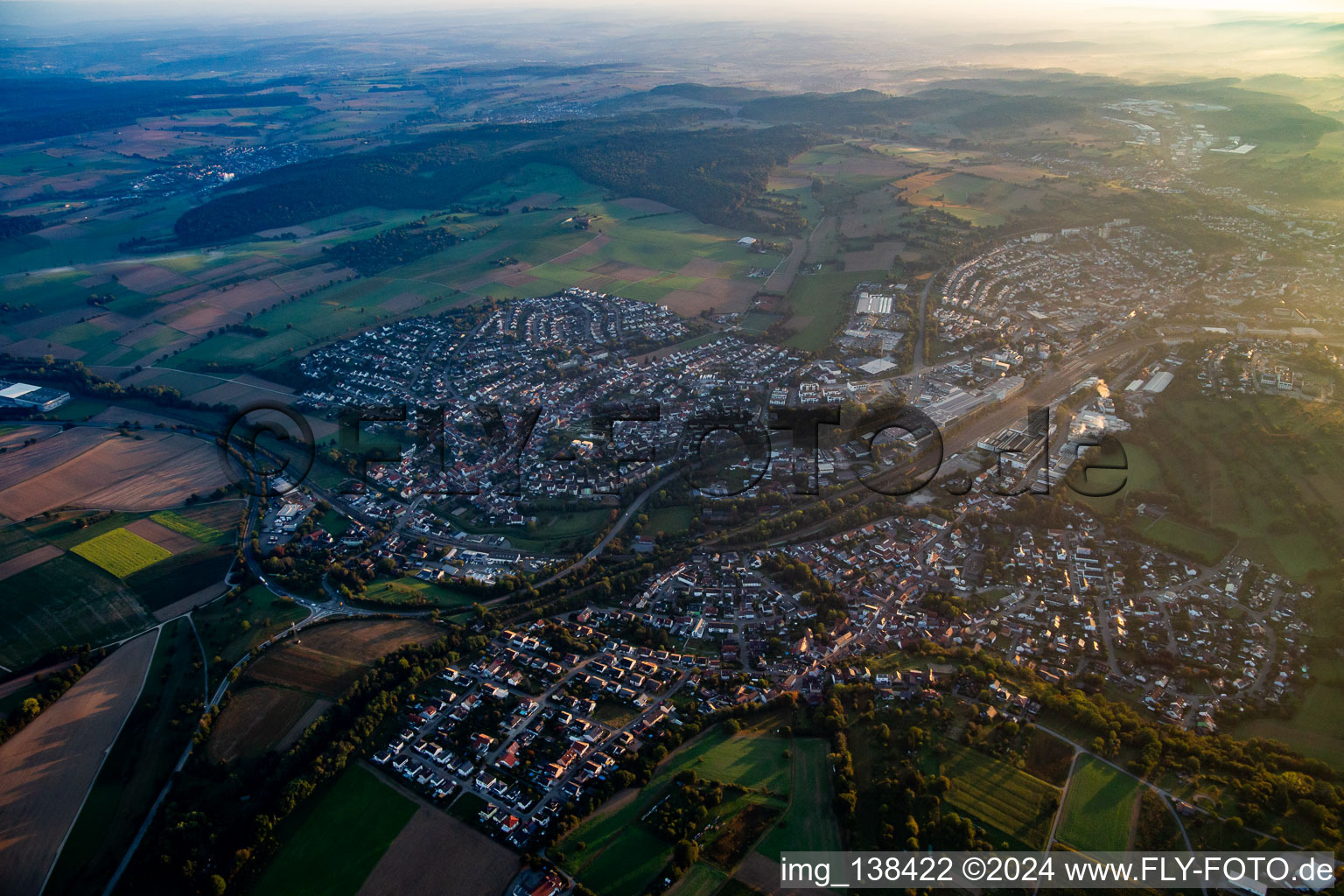 Vue aérienne de Du sud-ouest dans la lumière du matin à le quartier Diedelsheim in Bretten dans le département Bade-Wurtemberg, Allemagne