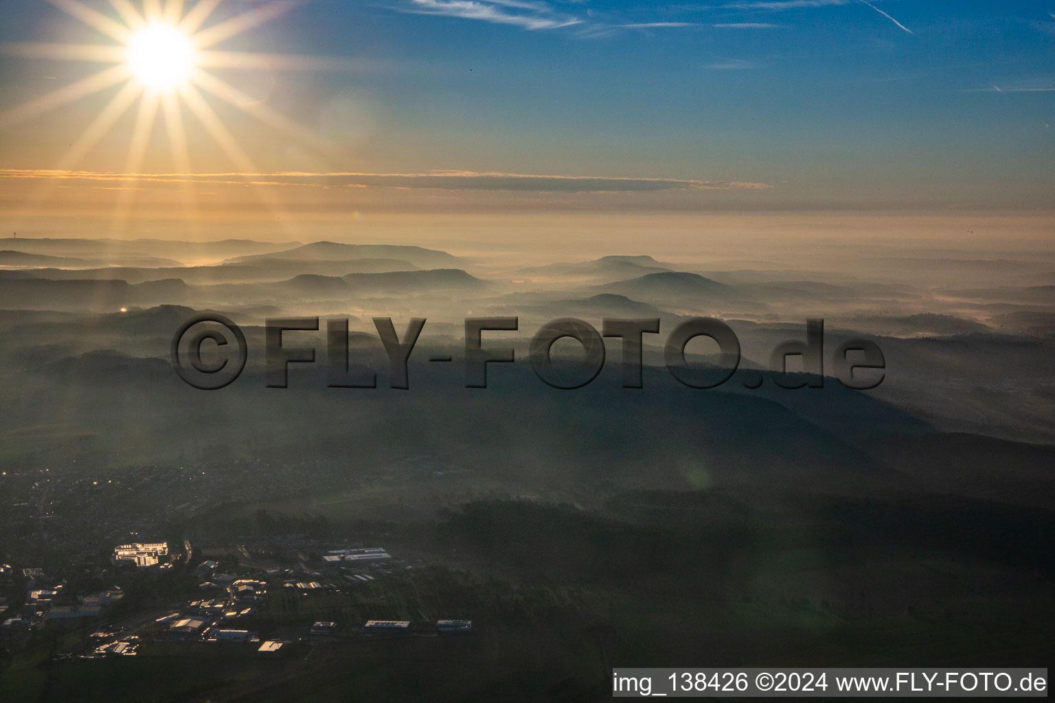 Vue aérienne de Kraichgau dans la brume matinale à Knittlingen dans le département Bade-Wurtemberg, Allemagne