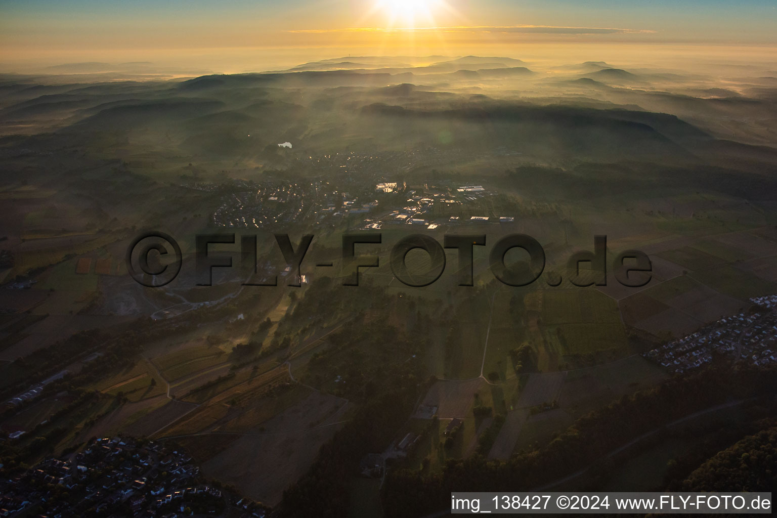 Vue aérienne de Le matin, brume de l'ouest à Knittlingen dans le département Bade-Wurtemberg, Allemagne