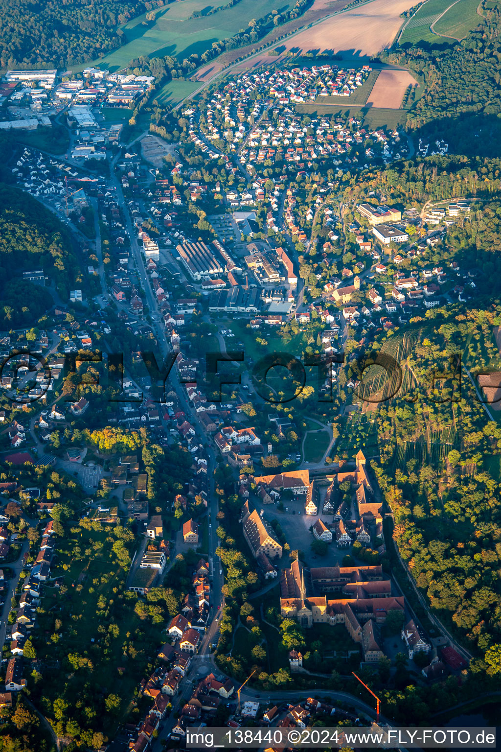 Vue oblique de Monastère Maulbronn à Maulbronn dans le département Bade-Wurtemberg, Allemagne