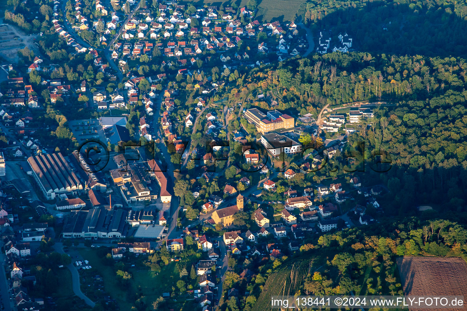 Vue aérienne de Centre pour enfants Maulbronn et friche industrielle dans la plaine inondable de la vallée de Salzach à Maulbronn dans le département Bade-Wurtemberg, Allemagne