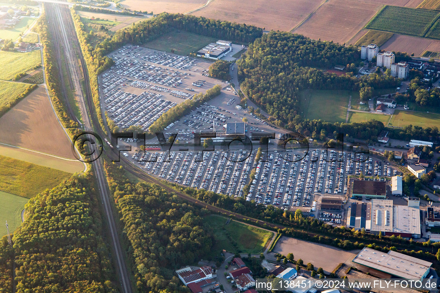 Vue aérienne de Alfred Kärcher SE & Co. KG et MOSOLF Logistics & Services GmbH, succursale Illingen à Illingen dans le département Bade-Wurtemberg, Allemagne