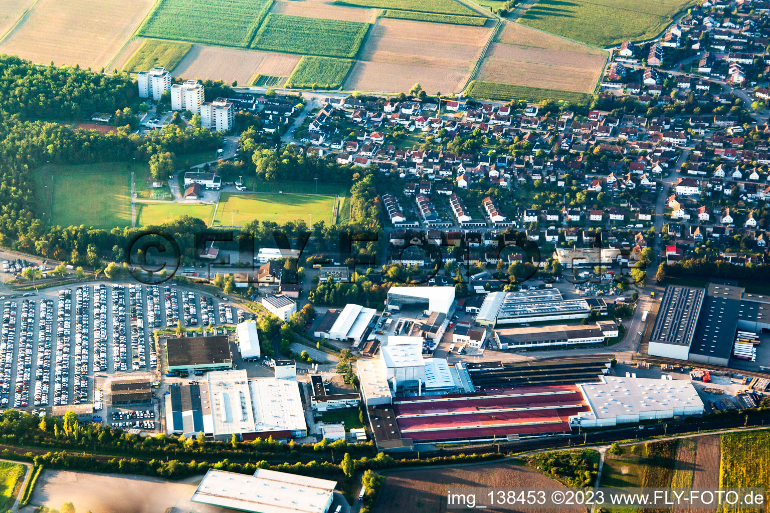 Vue aérienne de Alfred Kärcher SE & Co. KG et Südwestkarton GmbH & Co. KG à Illingen dans le département Bade-Wurtemberg, Allemagne