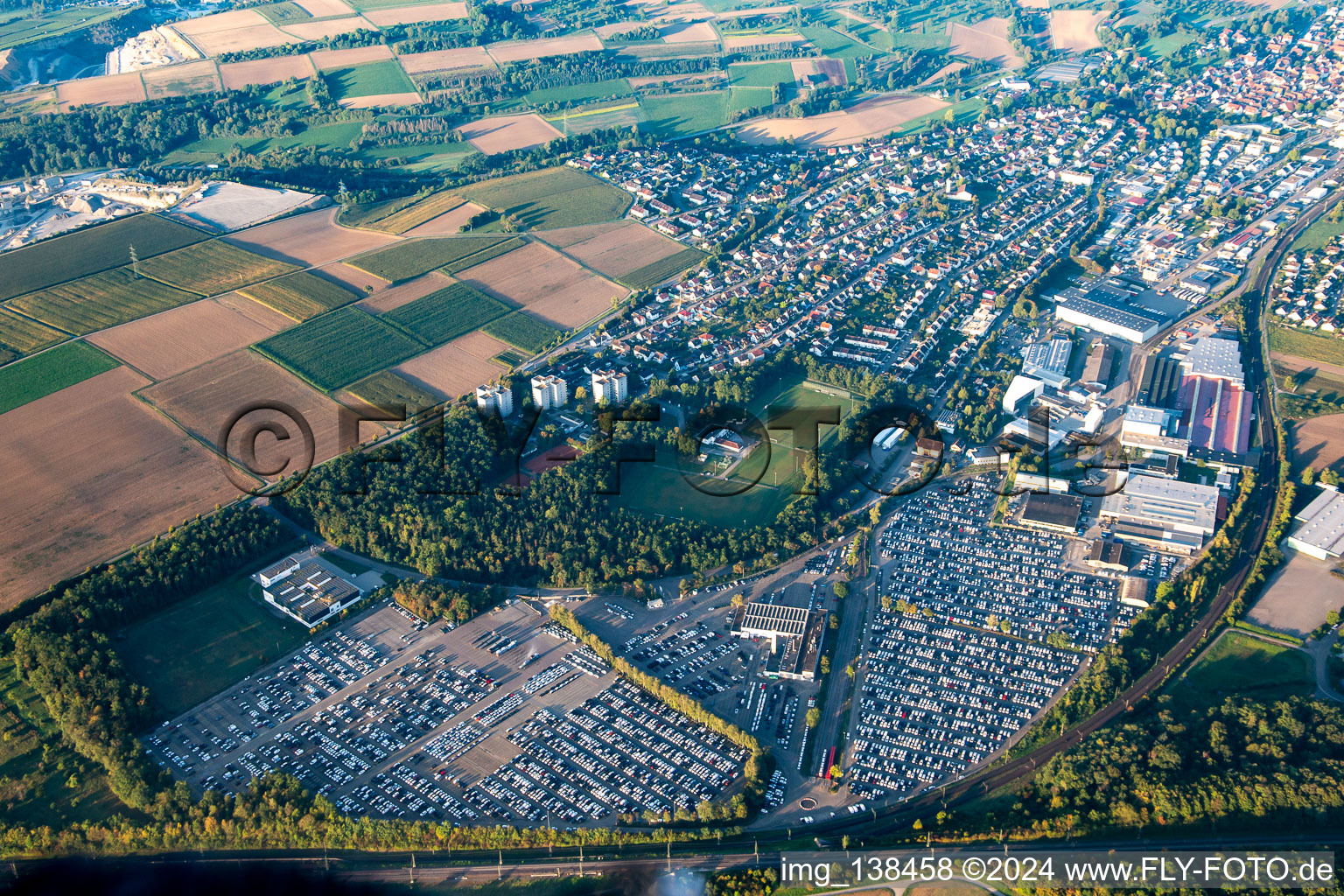 Vue oblique de Alfred Kärcher SE & Co. KG et MOSOLF Logistics & Services GmbH, succursale Illingen à Illingen dans le département Bade-Wurtemberg, Allemagne