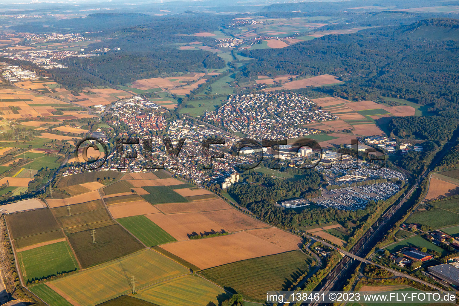 Vue aérienne de Du sud-est à Illingen dans le département Bade-Wurtemberg, Allemagne