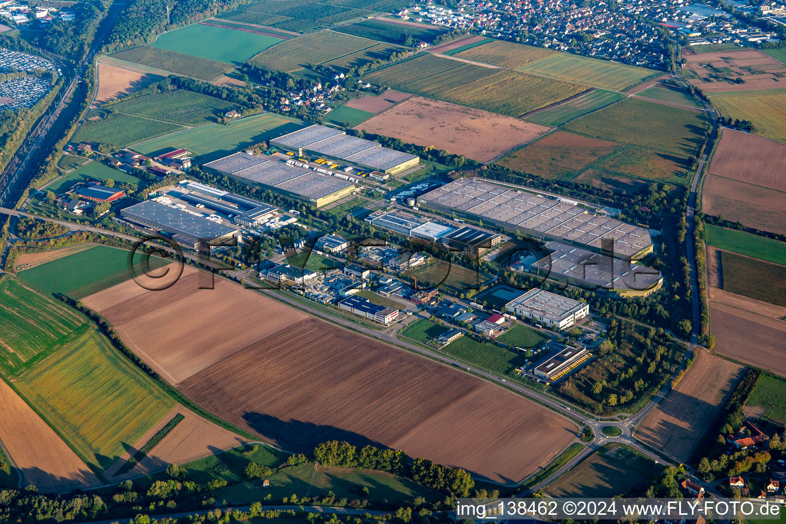 Vue aérienne de Techtronic Industries (TTI) et DACHSER SE Entrepôt dans la zone industrielle Otto-Hahn-Straße à le quartier Kleinglattbach in Vaihingen an der Enz dans le département Bade-Wurtemberg, Allemagne