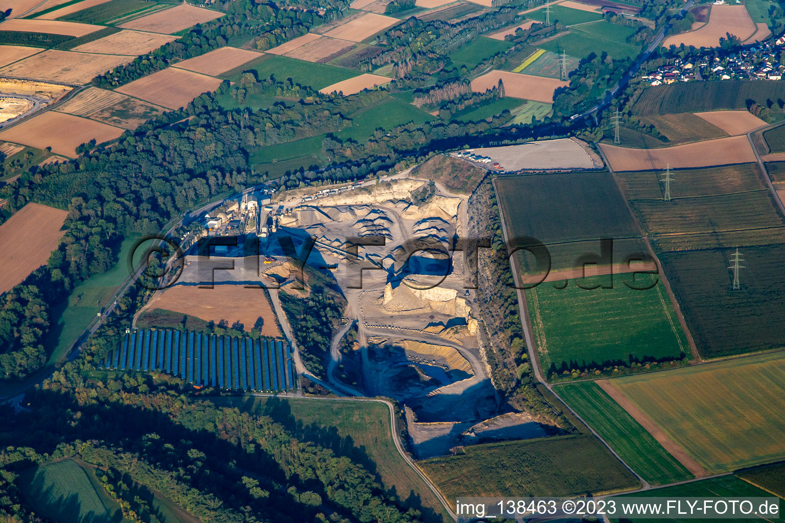 Vue aérienne de Travaux de pierre et de gravier Sämann dans la carrière Illingen à Illingen dans le département Bade-Wurtemberg, Allemagne