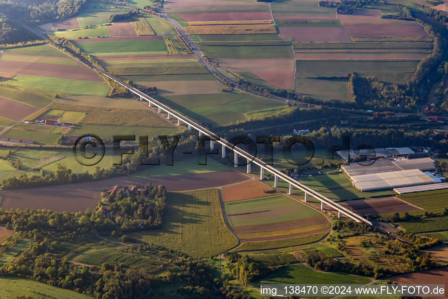 Vue aérienne de ICE sur le pont de la vallée de la ligne ferroviaire express Mannheim Stuttgart à le quartier Enzweihingen in Vaihingen an der Enz dans le département Bade-Wurtemberg, Allemagne