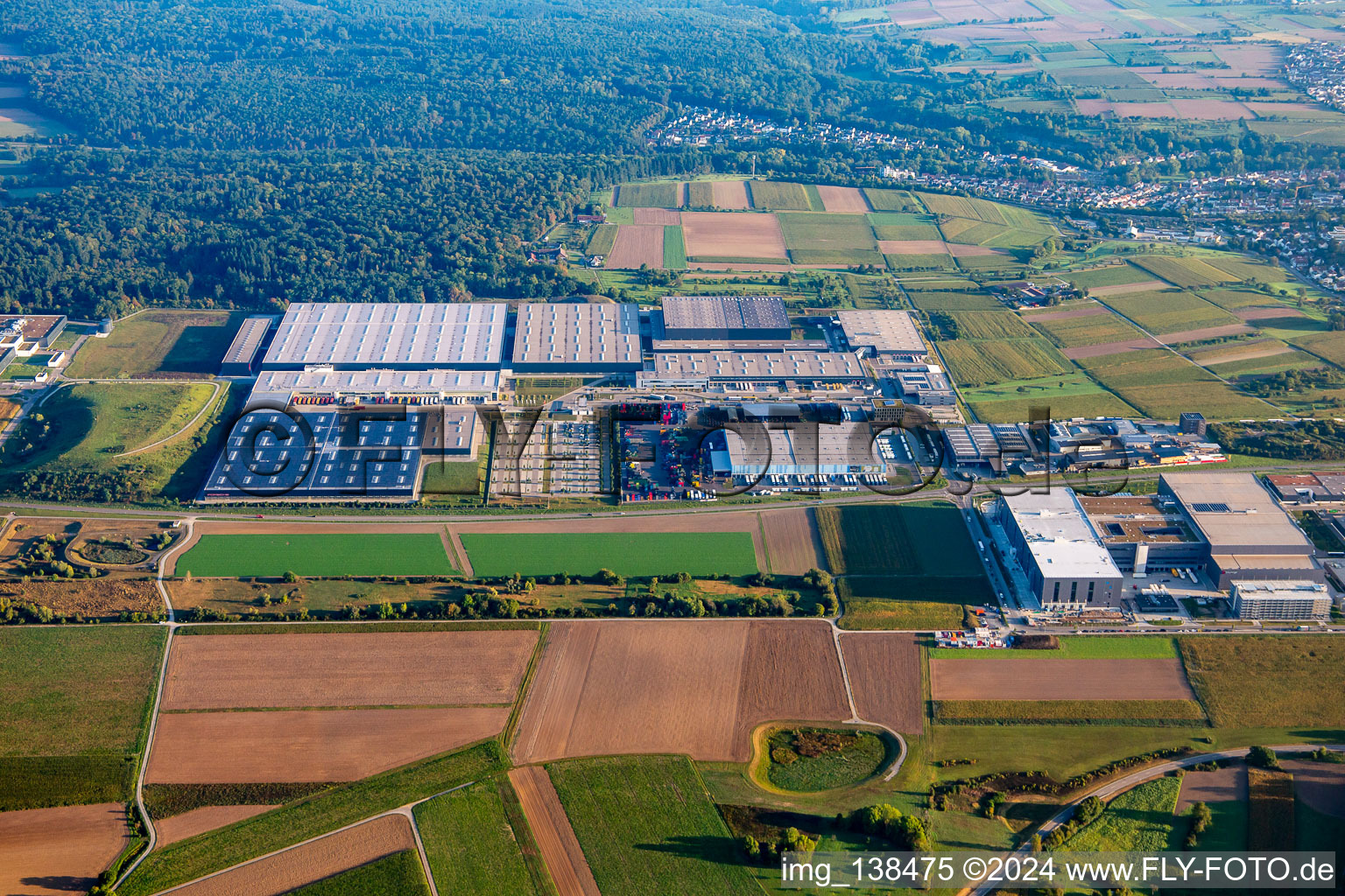 Vue aérienne de Usine Porsche 16, centre logistique Porsche et Breuninger Logistics Sachsenheim à Sachsenheim dans le département Bade-Wurtemberg, Allemagne